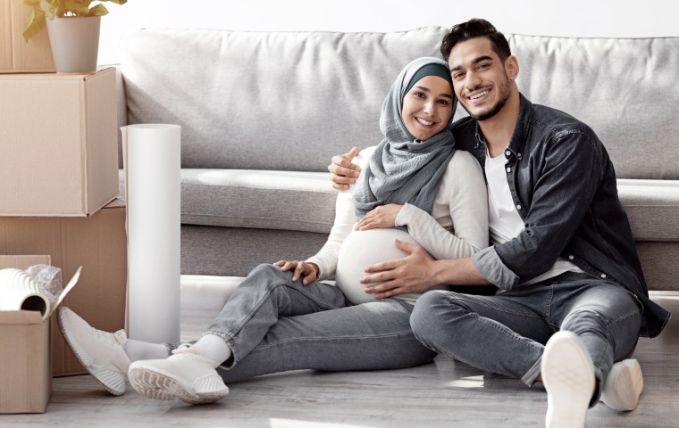 Couple musulman en attente de leur futur logement grâce au prêt à taux zéro banque islamique