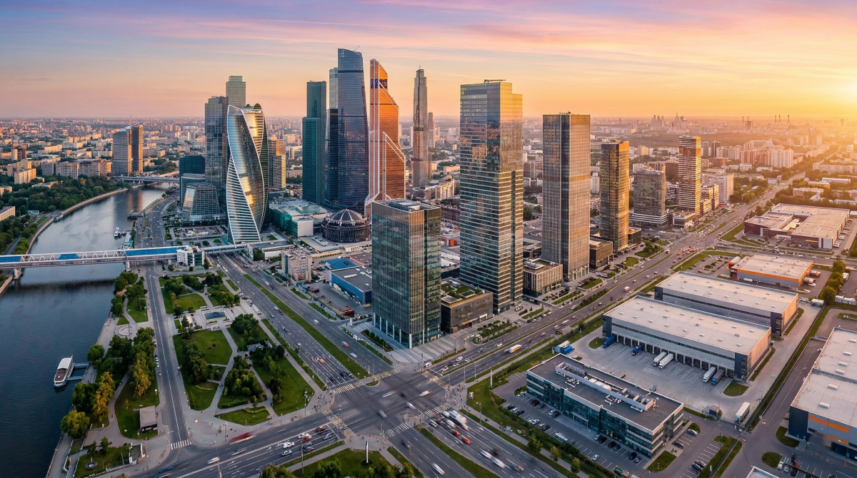 Vue panoramique d'un quartier d'affaires au coucher du soleil, symbolisant un investissement rentable en immobilier d'entreprise.