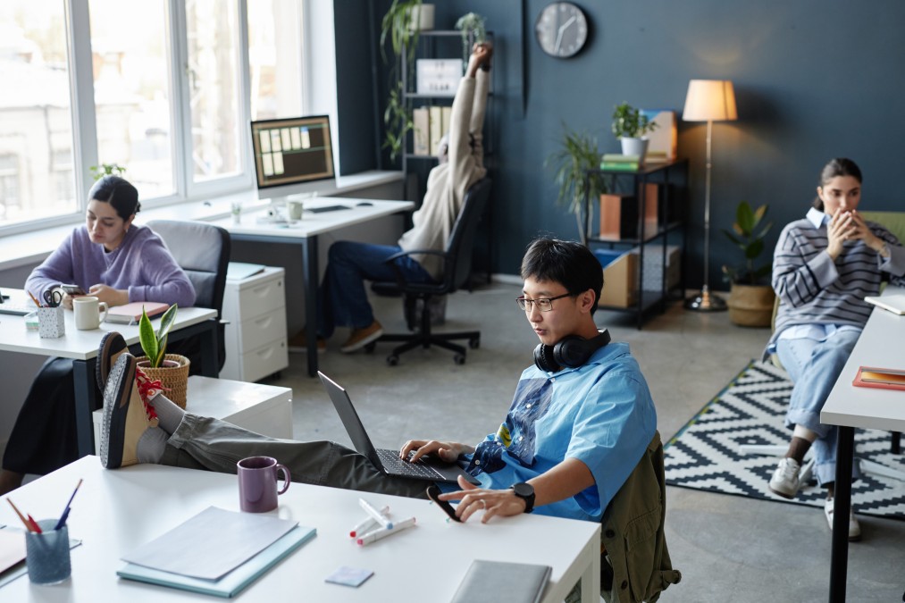 Un dirigeant modélise ses scénarios financiers à l'aide du calcul ROI Rezoactif sur son ordinateur dans un espace de coworking.