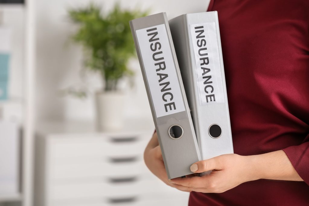 Comparaison de dossiers d'assurance emprunteur pour identifier les exclusions.