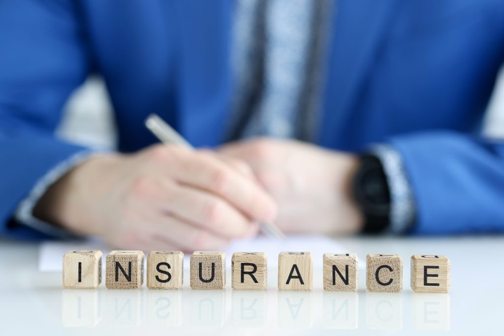 Signature d'un contrat d'assurance emprunteur après analyse des garanties.