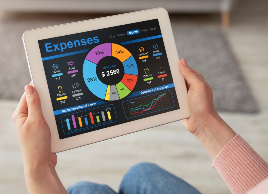 Un tableau de bord sur tablette illustrant les outils numériques d'un conseiller financier pour le suivi de portefeuille.