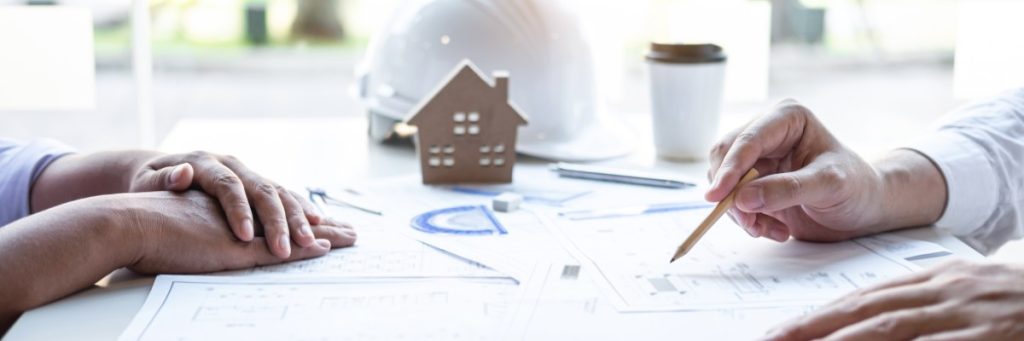 Un conseiller financier lors d'une consultation en gestion de patrimoine analysant des documents.